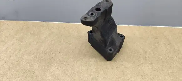 Engine mounting bracket