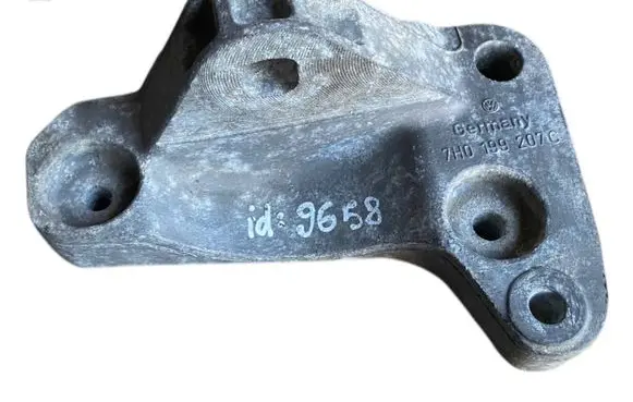 Volkswagen Transporter - Caravelle T5 Engine mounting bracket 7H0199207C
