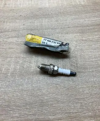 Renault Clio I Spark plug 7700737612