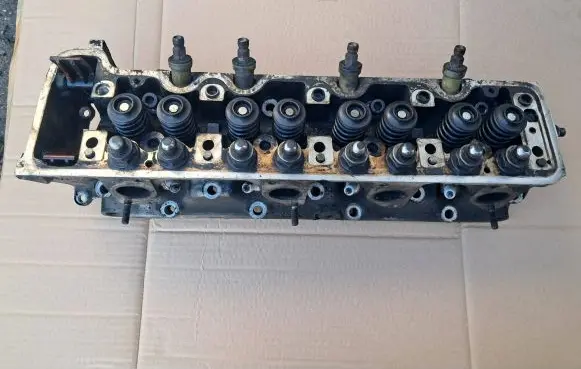 Mercedes-Benz SL R107 Engine head 1160162601