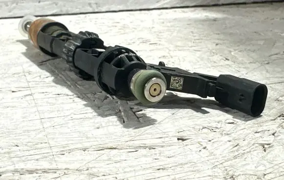 Porsche Panamera (971) Fuel injector 06M906036L