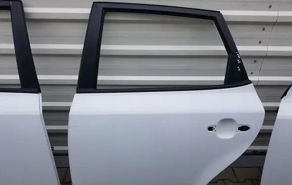 KIA Ceed Rear door 