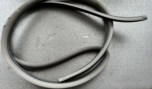 Nissan Patrol Y61 Rubber seal front door window/glass 76922VB000