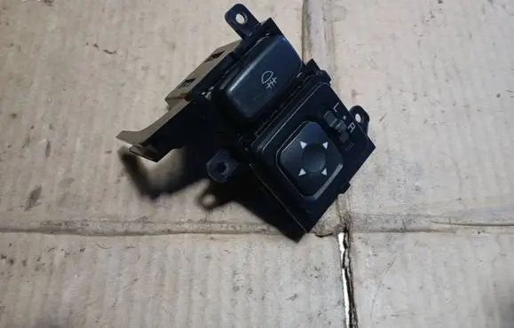 Mitsubishi Pajero Wing mirror switch C8nc09m