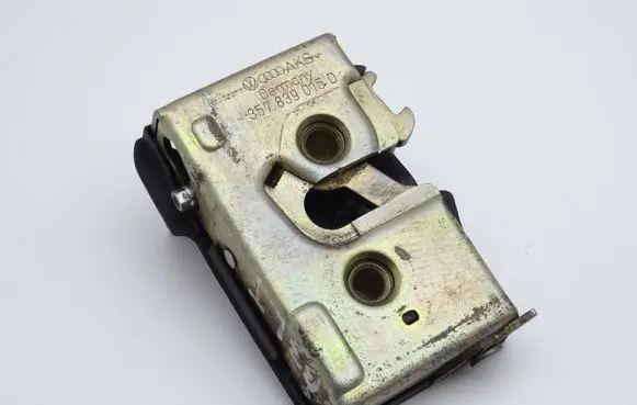 Volkswagen PASSAT B3 Rear door lock 357839015D