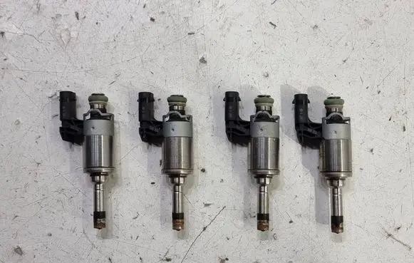 Audi Q3 8U Fuel injector 04E133036A