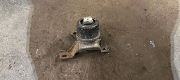 Volvo V70 Engine mount bracket 30671245