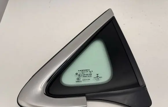 Chrysler Pacifica Front triangle window/glass 68227745AC 0412161101 E000218