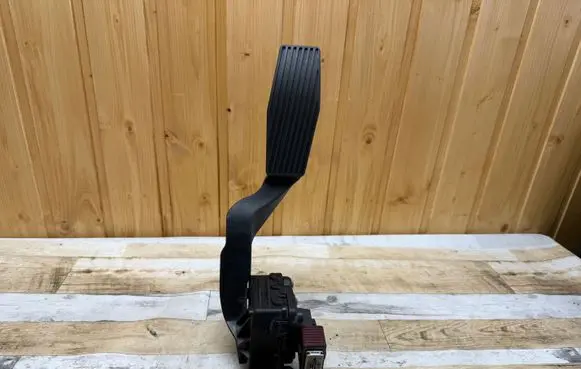 Accelerator throttle pedal