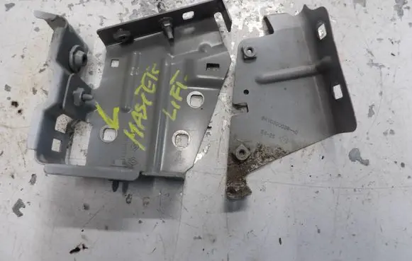 Renault Master III Fender mounting bracket