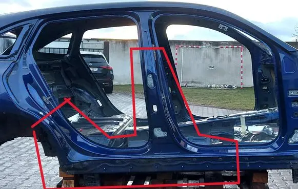 Mercedes-Benz EQC Pillar (middle) 