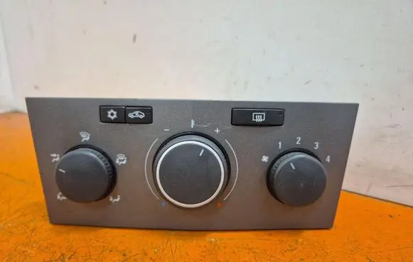 Opel Astra H Climate control/heater control trim 13201300