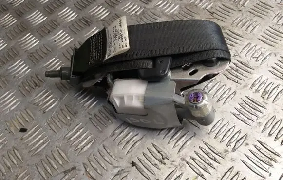 Hyundai i30 Seat belt trim 