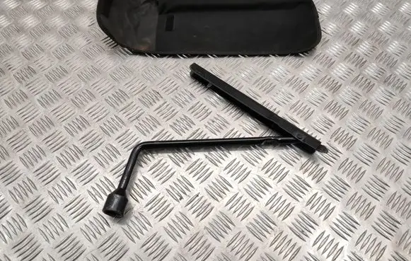 Opel Insignia A Wheel nut wrench 