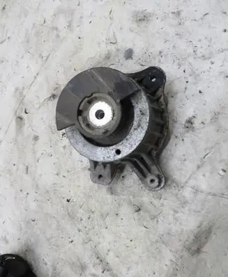 Mercedes-Benz C AMG W205 Engine mount vacuum valve KRIS235789