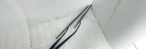 Front wiper blade arm