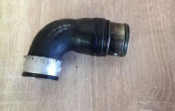 Seat Leon (1P) Turbo air intake inlet pipe/hose 1T0145790B