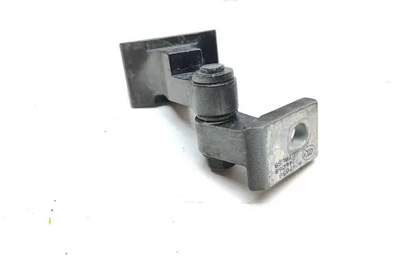 BMW 2 F46 Front door lower hinge 7246068 8047058