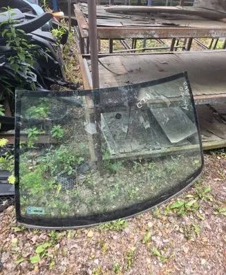 Volkswagen Polo IV 9N3 Front windscreen/windshield window
