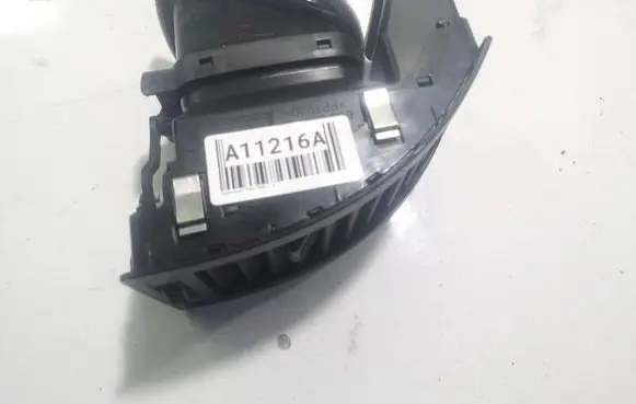 Volkswagen Polo IV 9N3 Dash center air vent grill 6Q0819703