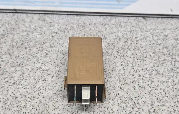 BMW 5 E39 Window control relay 61368384505 V23141B300115