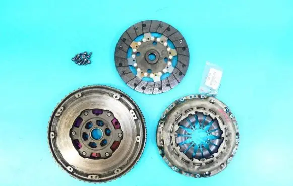 Nissan Qashqai Dual mass flywheel 302100495R IMPRK1268899