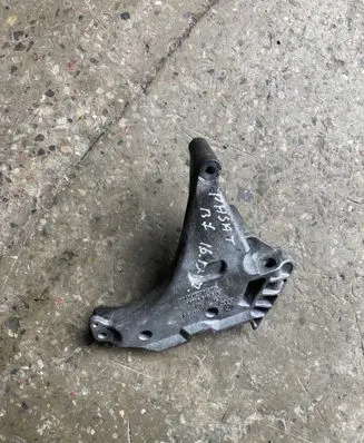 Volkswagen PASSAT B7 Engine mounting bracket