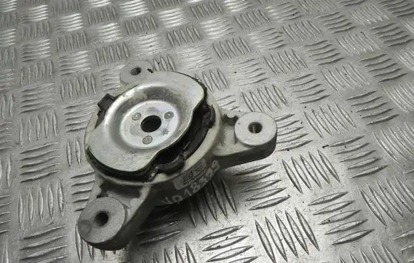 Maserati Levante Engine mount bracket 0670106865 VD18399