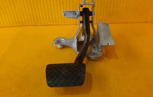 Volkswagen Touareg III Brake pedal bracket assembly 4M1723117E