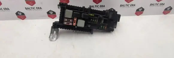 Mercedes-Benz C W204 Fuse module 168298 52535435 1670660