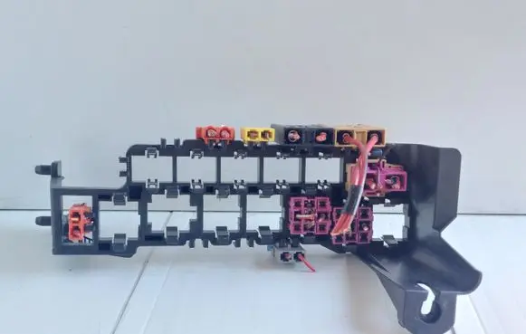 Volkswagen PASSAT B5.5 Fuse module 8A0937530