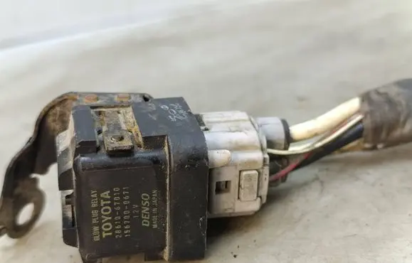 Toyota Avensis T270 Glow plug pre-heat relay 2861067010
