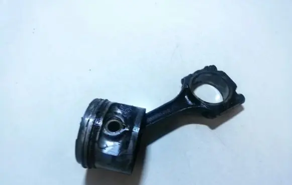 Volkswagen PASSAT B2 Piston with connecting rod