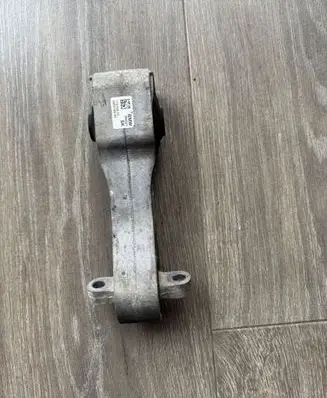 BMW 2 F44 Engine mount bracket 17276810 6885788