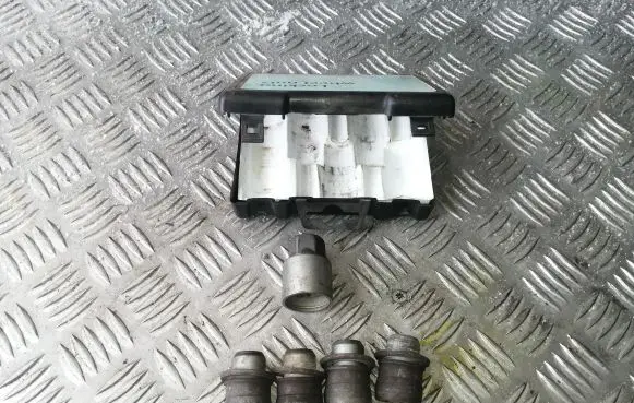 Toyota Corolla Verso AR10 Anti-theft wheel nuts and lock 