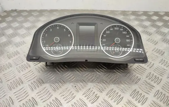 Volkswagen Tiguan Speedometer (instrument cluster) 5N0920871A