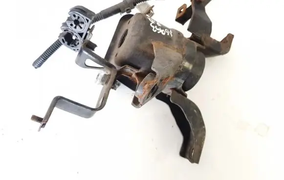 Toyota Prius (XW30) Engine mount bracket
