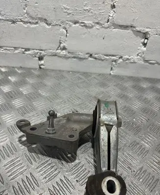 Renault Megane III Engine mount bracket 31040F2