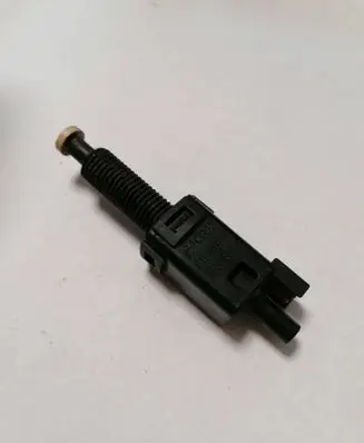Volkswagen PASSAT B5 Brake pedal sensor switch 811907343B