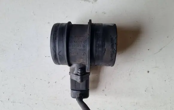 Volkswagen Touran I Mass air flow meter 074906461B