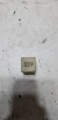Volkswagen Golf III Other relay 357906381A