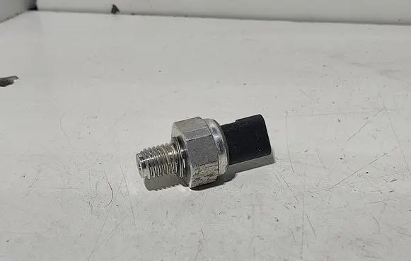 Chevrolet Cruze II Oil pressure sensor 12637356