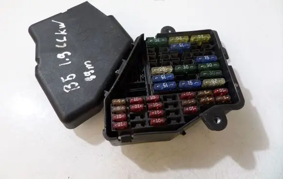 Volkswagen PASSAT B5 Fuse module 8D1941824 AU0A052062