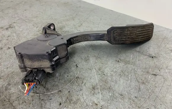 Toyota RAV 4 (XA30) Accelerator throttle pedal 7811042010