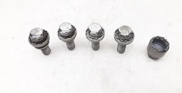 Volvo V70 Anti-theft wheel nuts and lock 