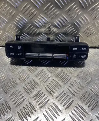 Toyota Auris E180 Climate control unit