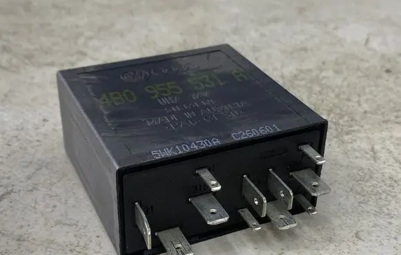 Audi A3 S3 8L Window wiper relay 4B0955531A C260601 5WK10430A