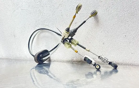 Opel Astra H Gear shift cable linkage 55560021