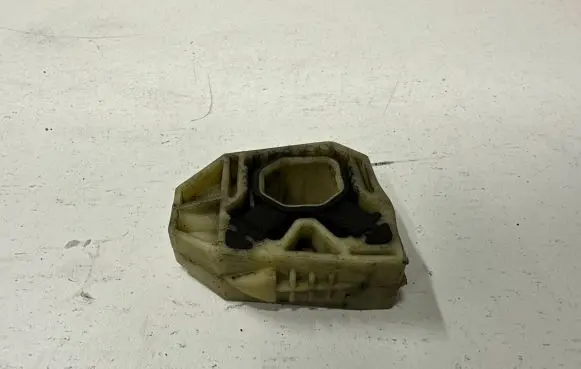 Radiator mount bracket