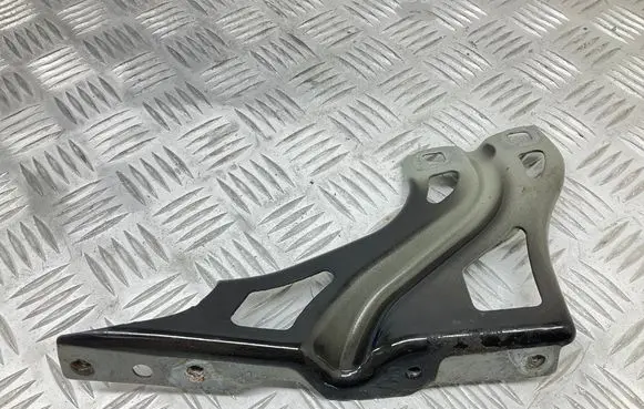 Audi Q3 8U Fender mounting bracket 8U0821136